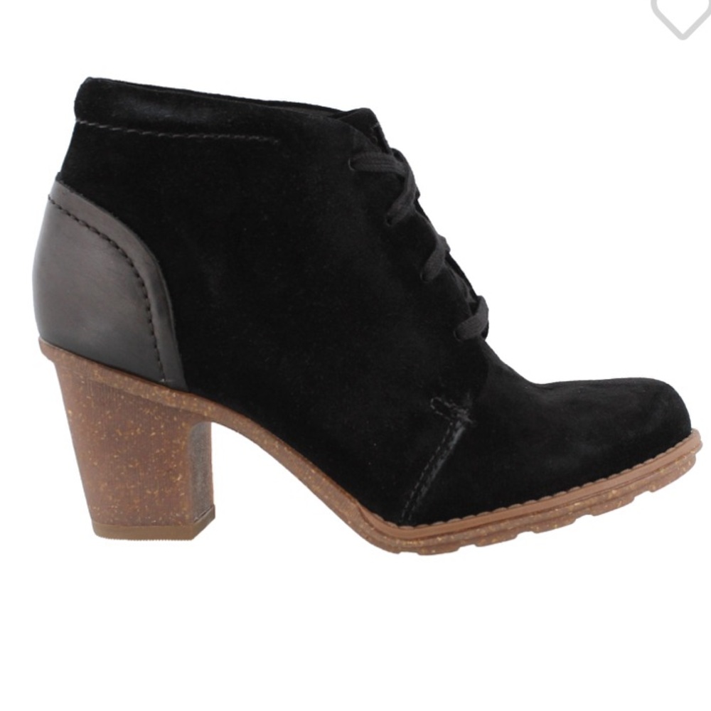 Clarks Womens Sashlin Almond Toe Ankle Booties